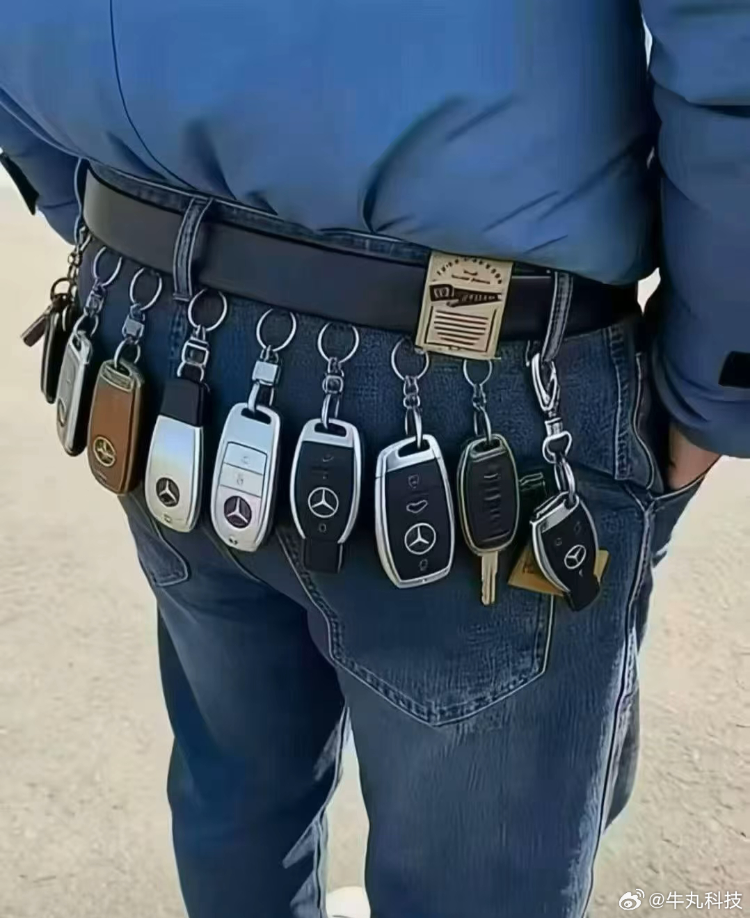 也不知道他这是奔驰钥匙还是打火机？太显摆了吧！ 