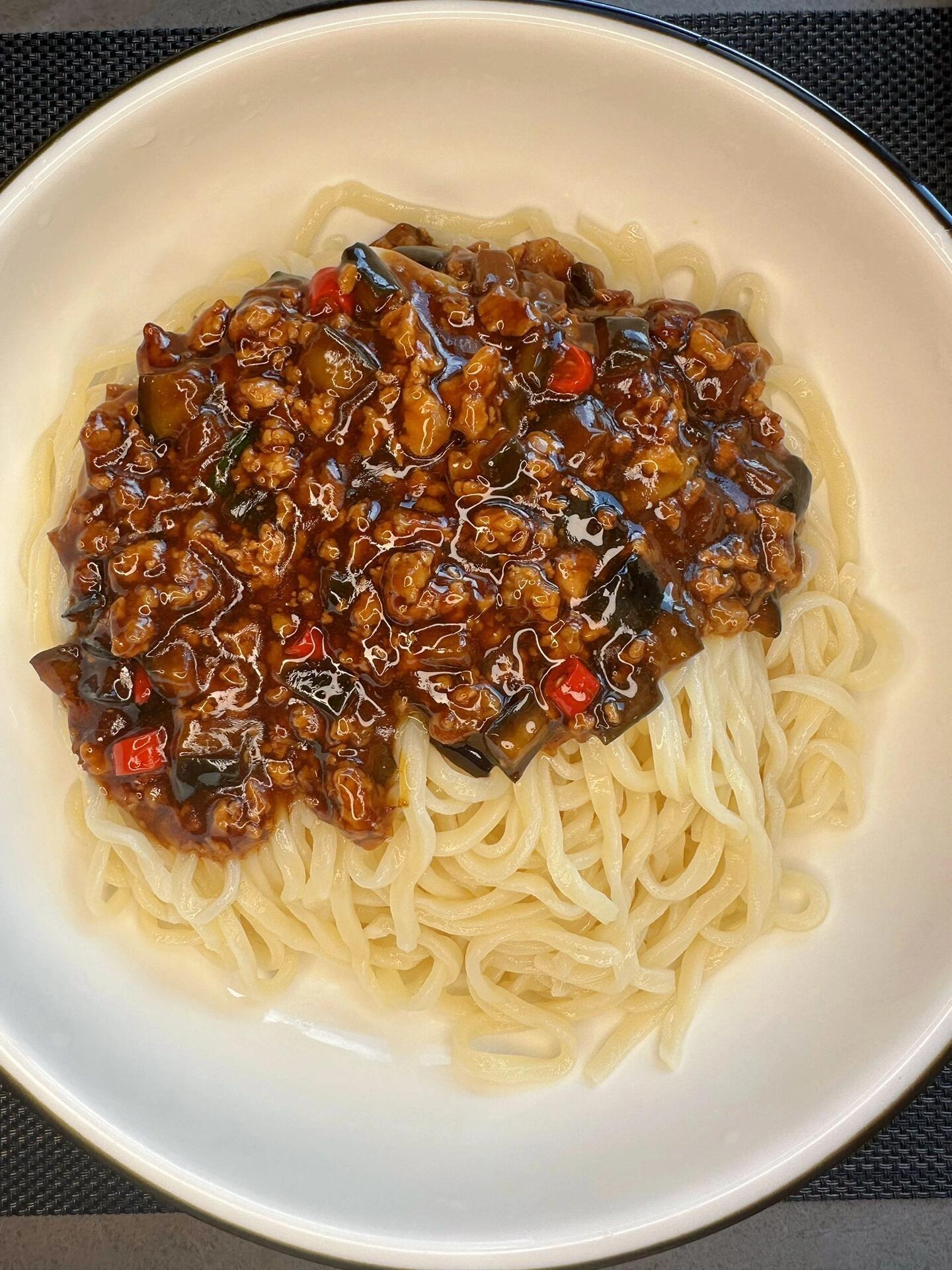 夏日这一碗茄子肉沫打卤面真给我香迷糊了！巨巨巨好吃…朋友奶奶做了十几年...