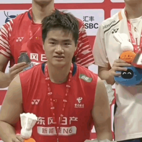 梁王组合丢下奖金头也不回走了此男子急着下班😂😂😂 