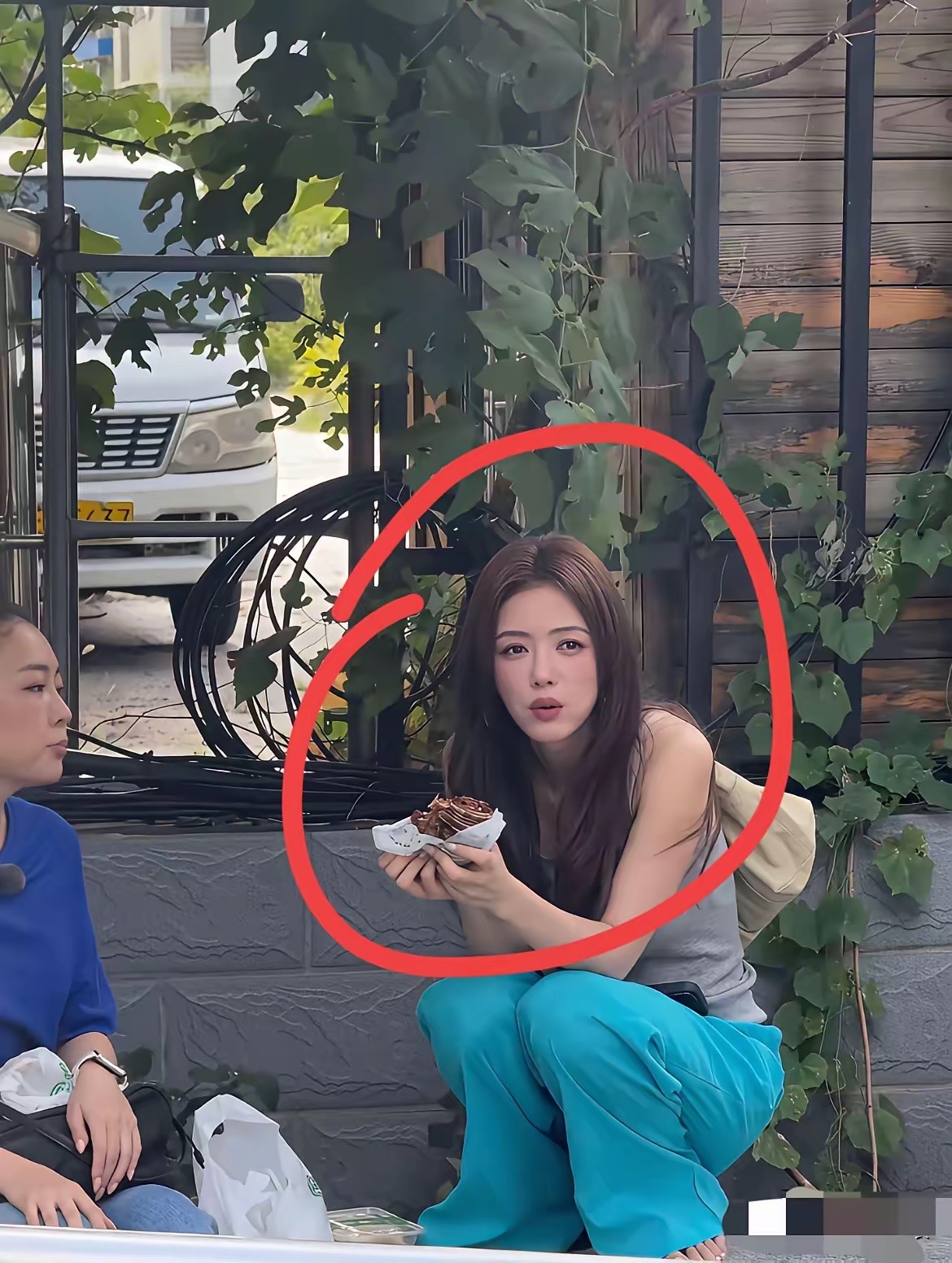 这么大的明星也蹲着吃东西，非常接地气 ​​​