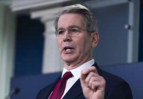 贝森特又发话了，说西班牙试图跟中国站在一起，是自掘坟墓，还说：

明明是美国自己