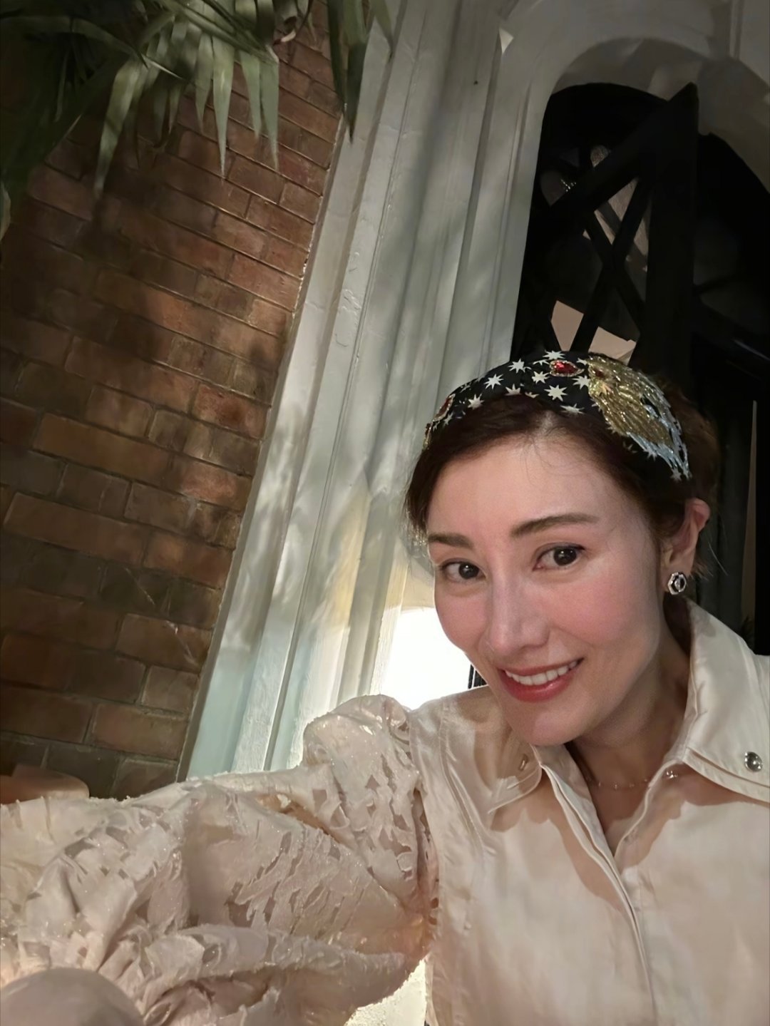 李嘉欣晒自拍，素颜的皮肤状态也太好了 