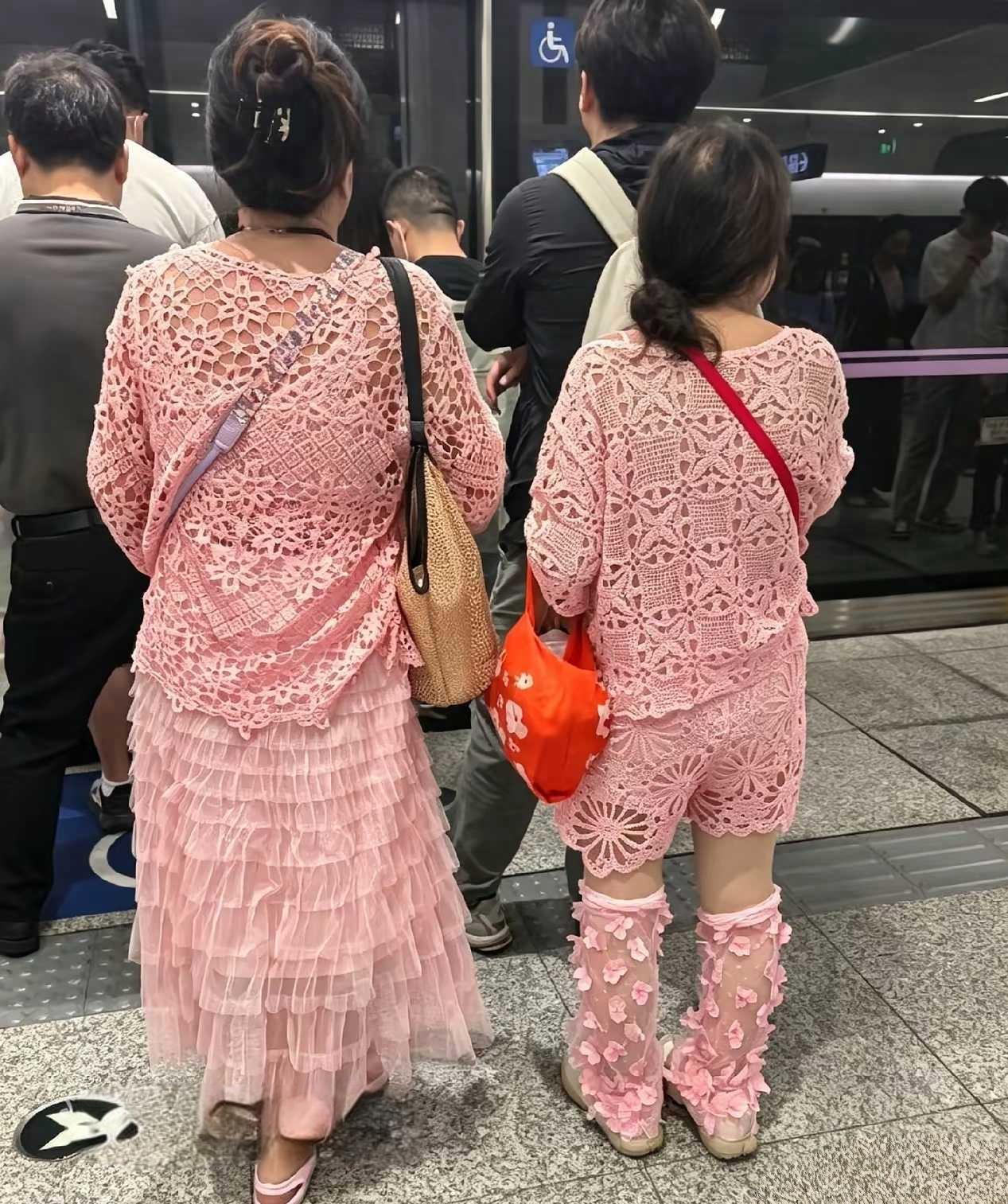 现在的大妈都有一棵少女心！
地铁碰到两位阿姨，这一身粉色穿搭也真是服了。
估计年
