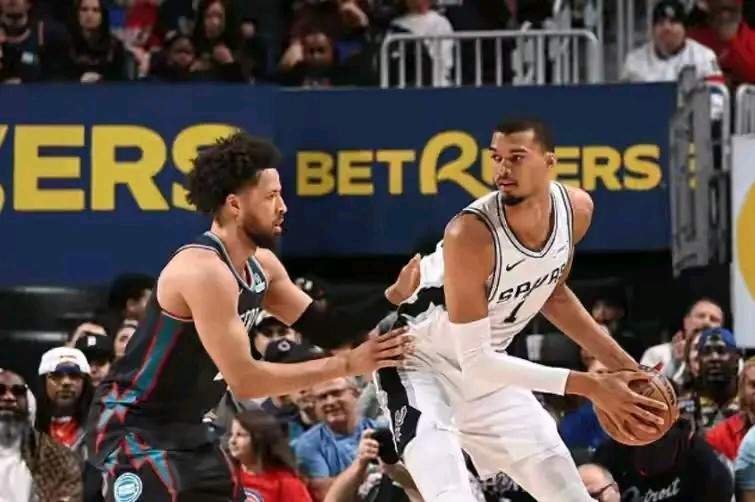 活塞主帅比克斯塔夫被文班亚马打服了！马刺以114-103战胜东部第一活塞。赛后采