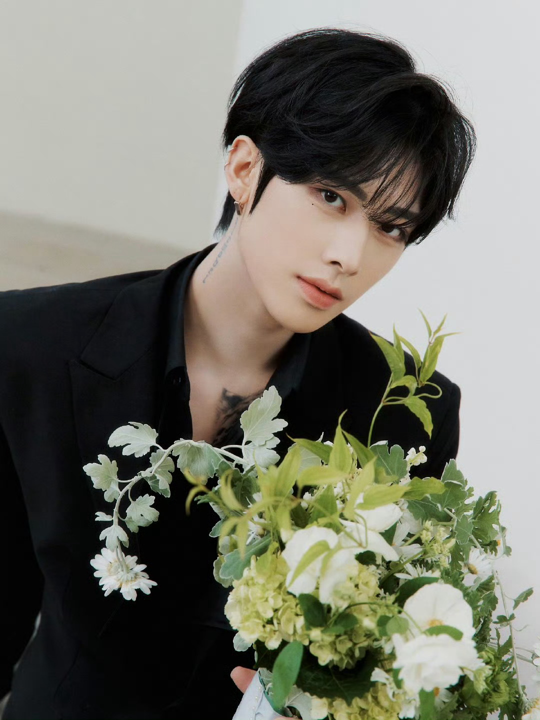 沈泉锐黑西装捧花沈泉锐 [𝐑𝐄-𝐅𝐋𝐎𝐖] 概念照📸黑西装贵气感已