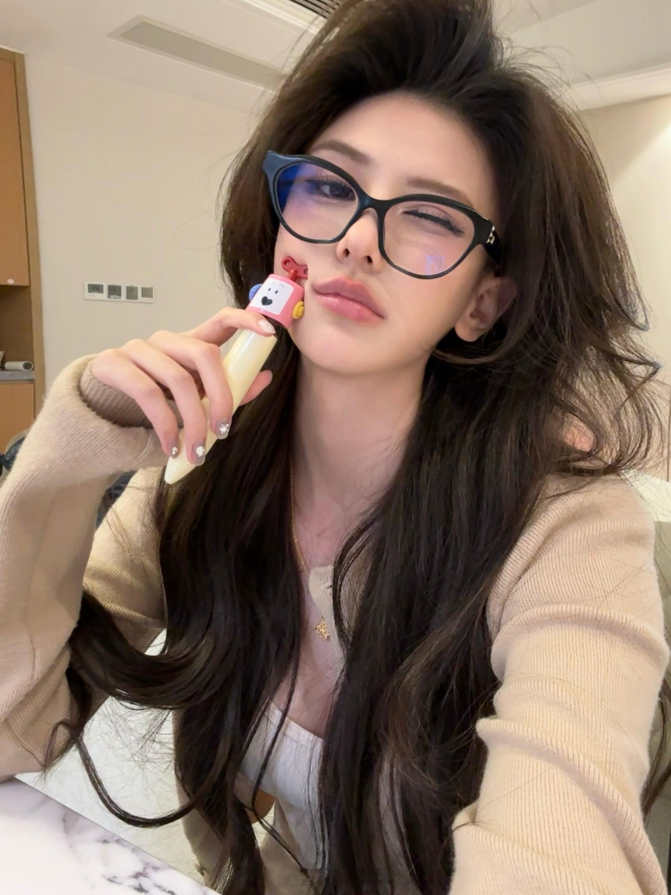 嗨嗨老婆们报告！家里已经收拾干净了就等我买的一些小装饰还有地毯到了家里现在进来还