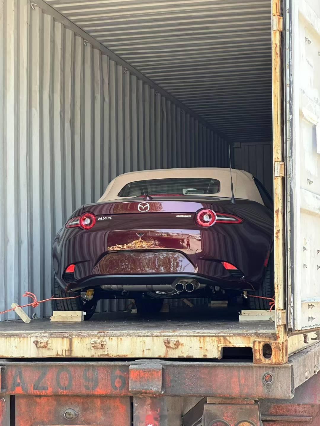 到了一台红车米顶的MX-5，这太尊了，太尊了！！！！我爱马自达 ​​​