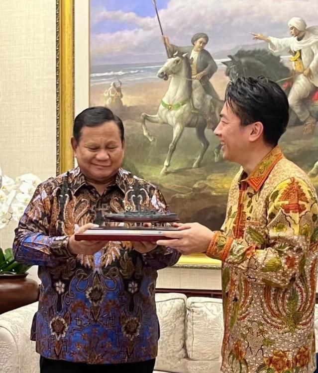 日本防卫相小泉进次郎把“日本帝国海军”的军舰模型递给被日本侵略过的印尼总统！就连