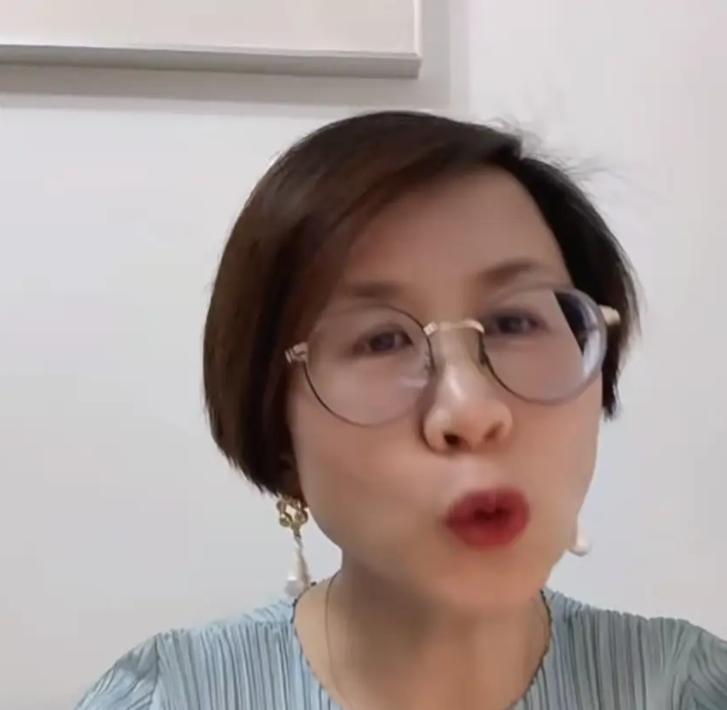 第一个女的说，要给犯错的人机会，抹掉记录。
第二个女的说，中国你为什么老是揪着以