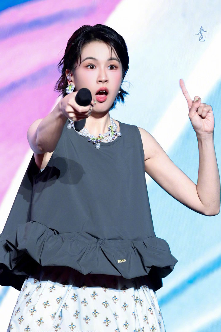 #晚安咪语##曾沛慈一口气吃了三个嘉兴粽子# 被这个吃货萌晕，是三颗粽子就可以拐