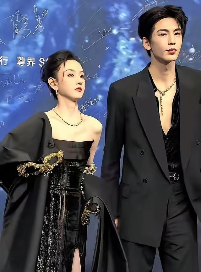 这才是张凌赫的真颜。脸就是普通颜值，化浓妆各个都帅。凸嘴！长相凉薄！身材单薄！应