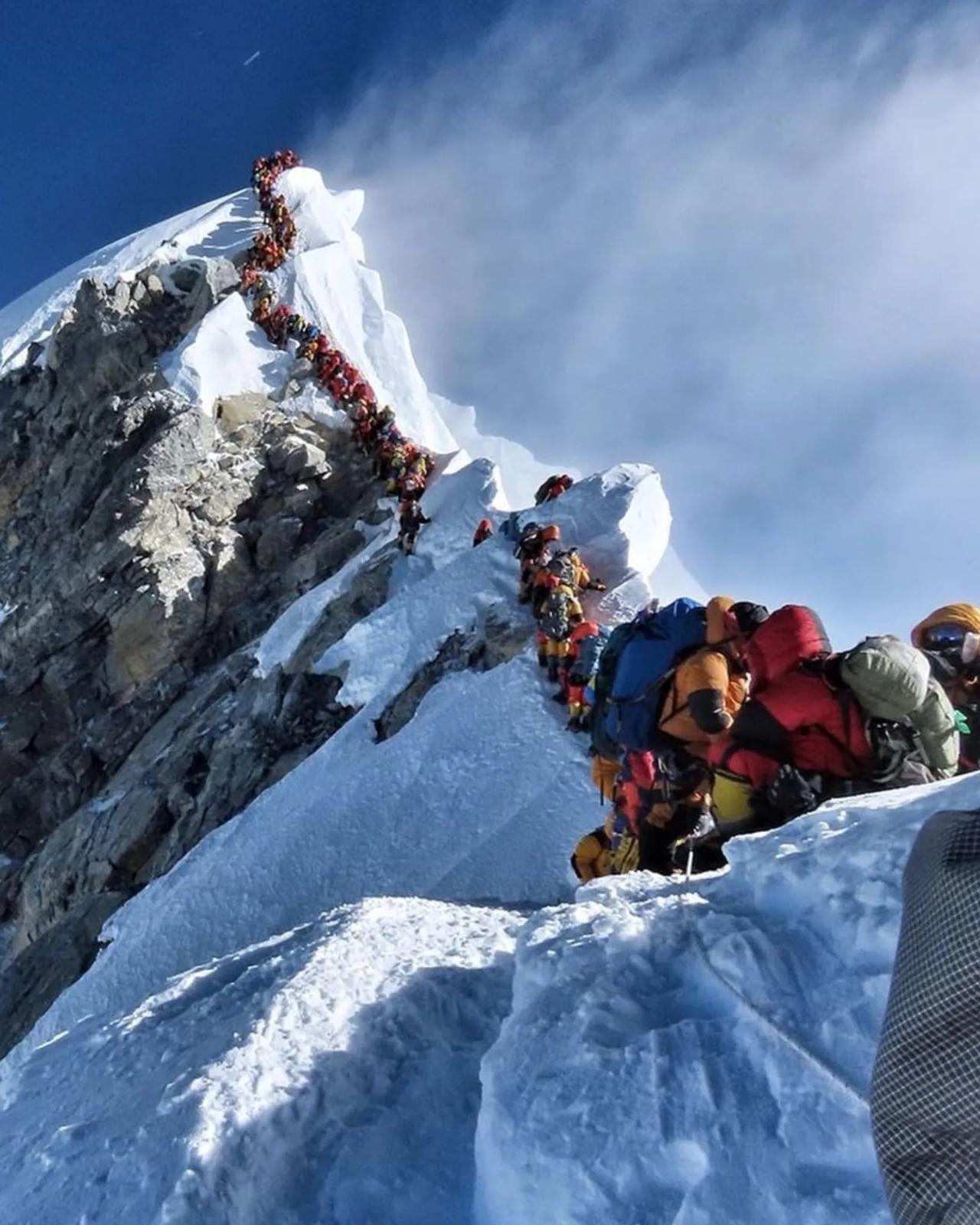 珠穆朗玛峰“堵人”了，只要遇到好天气，登山爱好者们便排队挤在一起冲顶，征服大自然