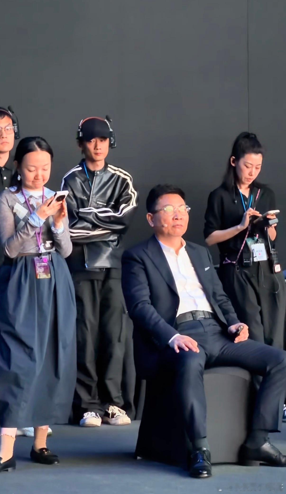 不多说了 论气场，余总的王霸之气力压雷总啊 