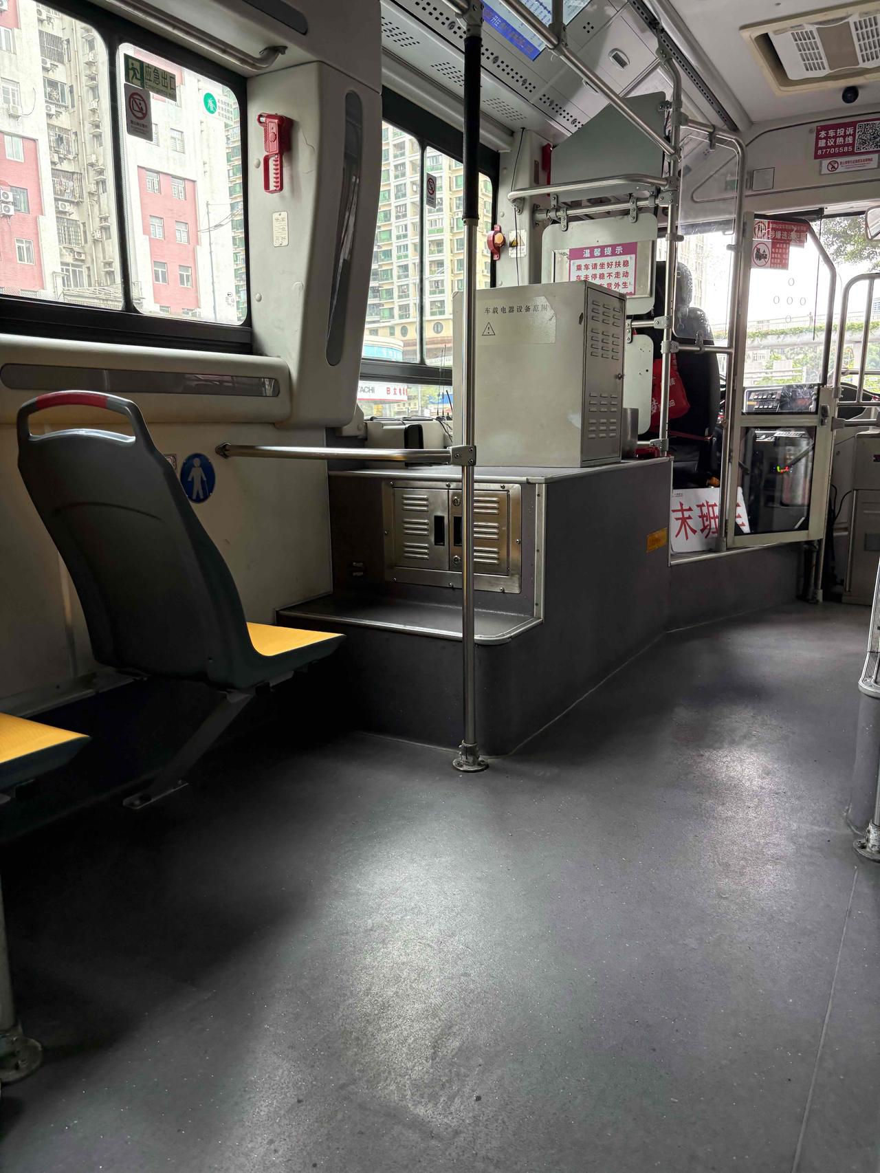 今天又是坐公交车出门上班的日子

由于骨折还在恢复期，不太方便用其他交通方式出行