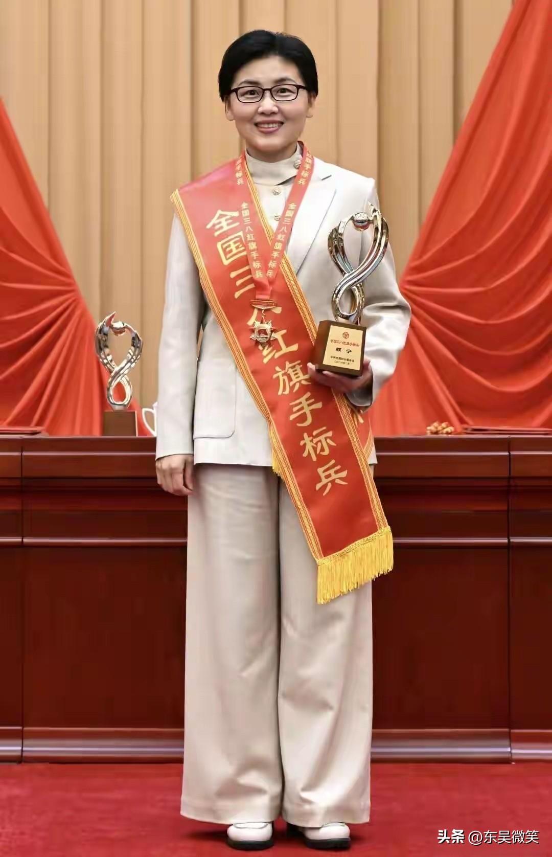 颜宁，1977年出生，山东章丘人。
2000年毕业于清华大学
2004年博士毕业