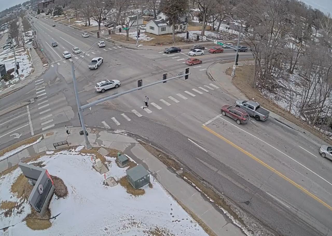 内布拉斯加大学奥马哈分校的监控录像，录像显示，2026年2月24日，两辆车在太平