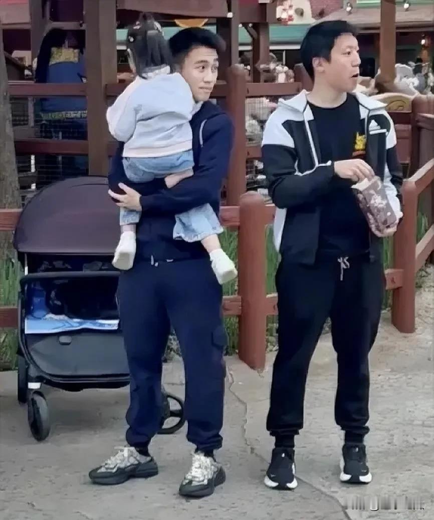 赌王的儿子何猷军过着和普通人一样的生活，抱着女儿走在街边满脸的好奇，左顾右看，没