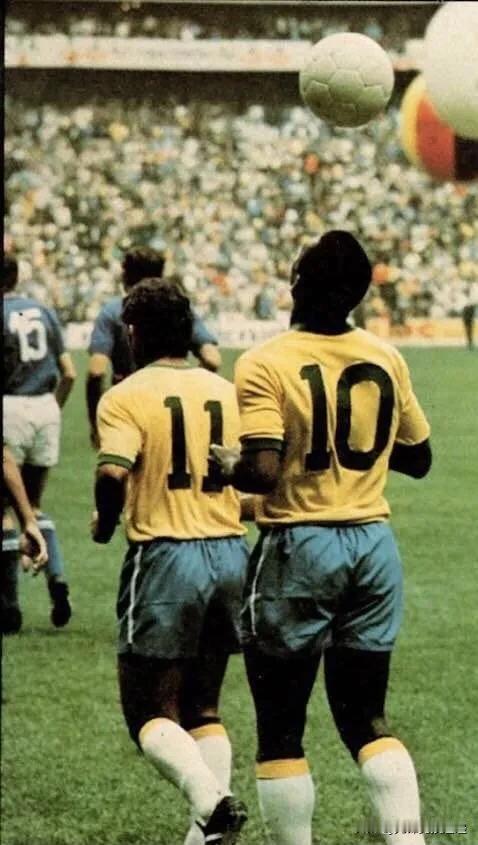 🇧🇷贝利参加了 819 场正式比赛，他与🇵🇹 CR7 和🇦🇷梅西的比