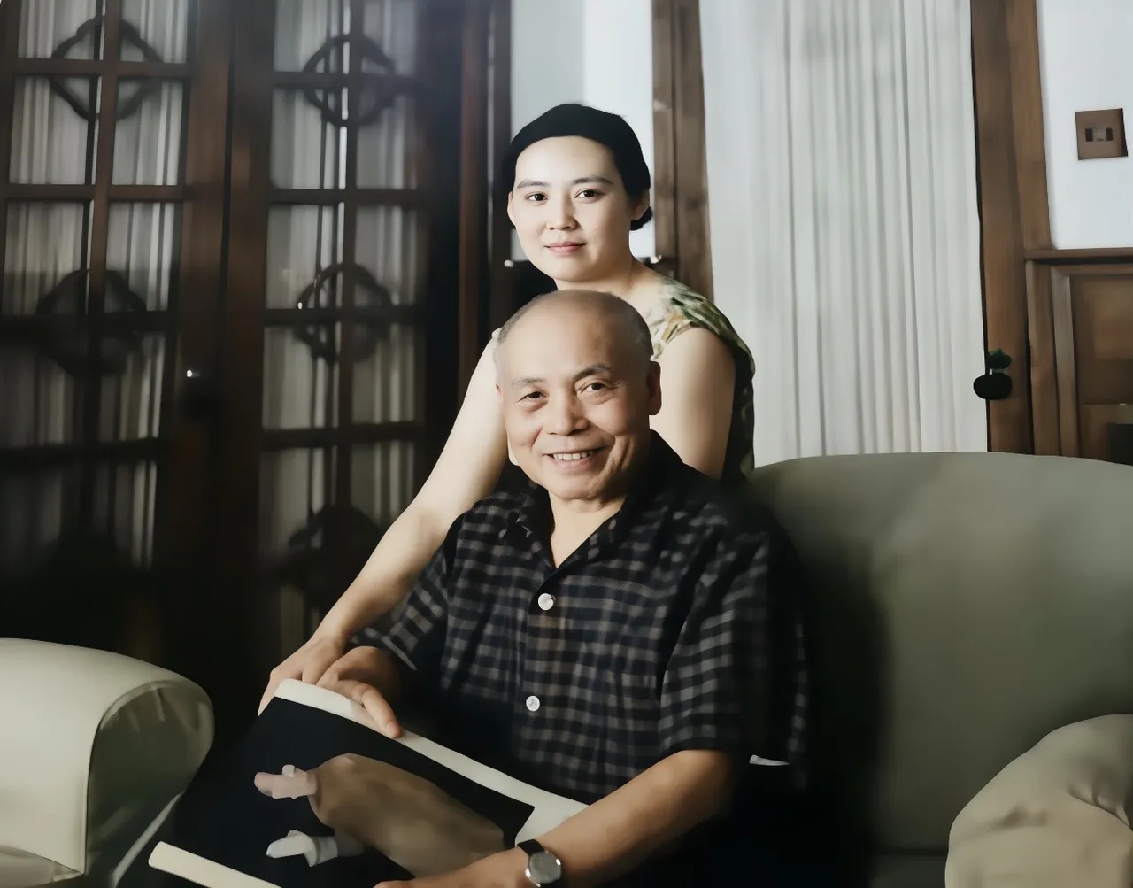 没想到曾任民国代总统的李宗仁，晚年在北京家中的日常留影满是平淡烟火气。这张上色老