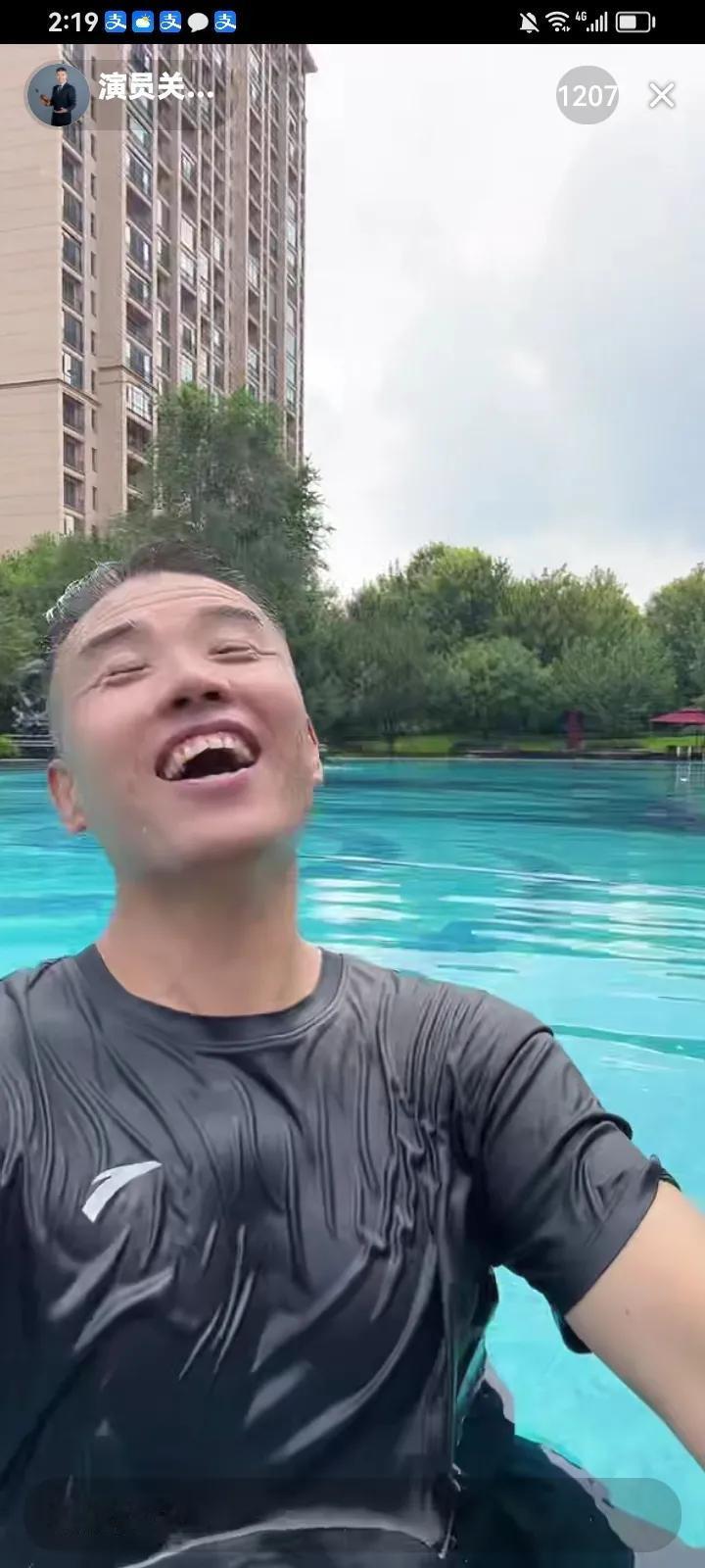 真的佩服这帮二人转演员。
主打的就是能说会道，会唠嗑儿。
无论在什么情况下都绝对