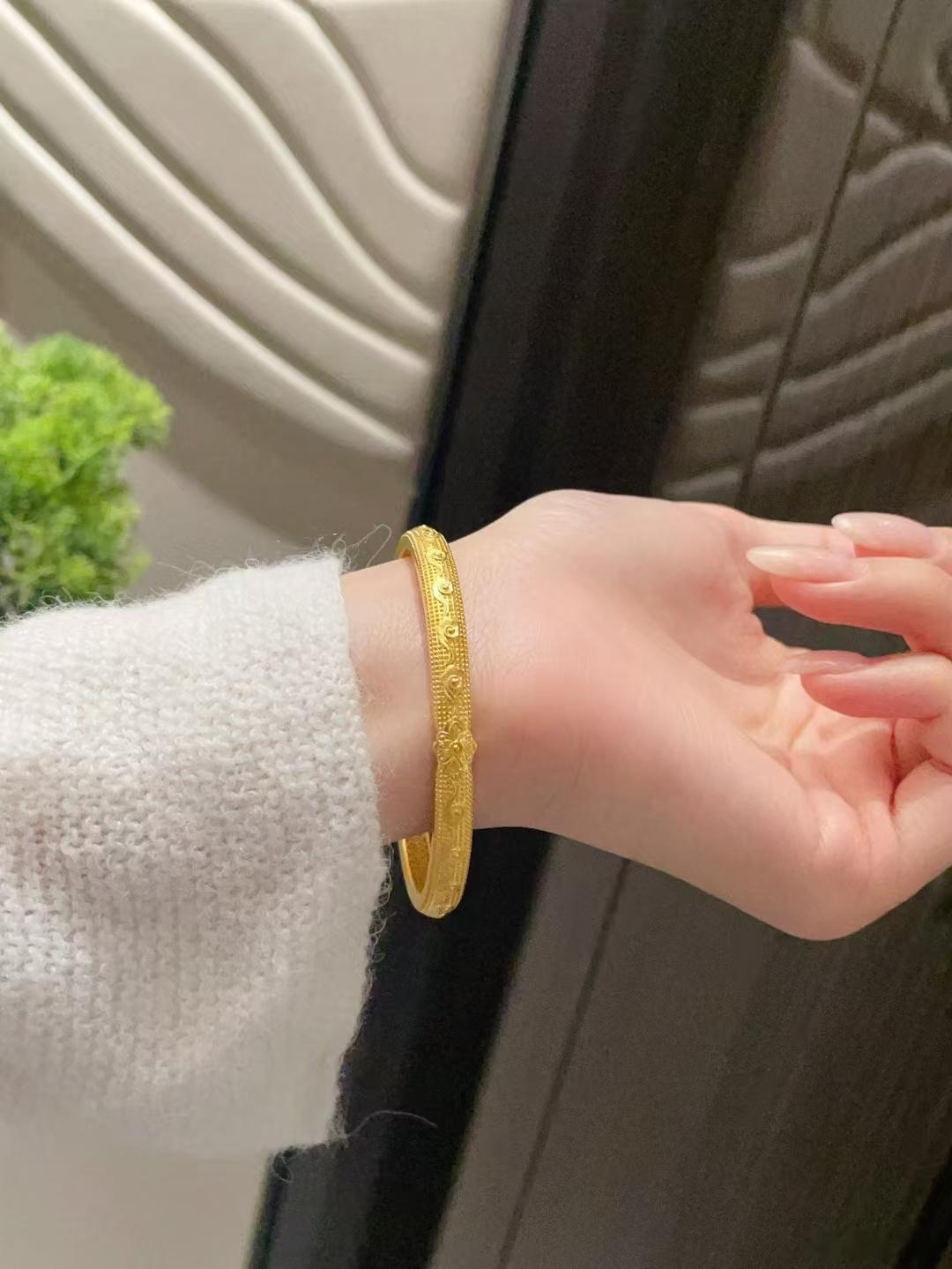 女子7万买金镯一捏就变形黄金一捏就变软，主要是因为它的延展性极好，是金属中延展性