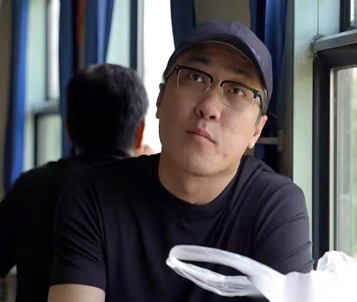 你敢信吗？曾经的科技圈红人，王自如，现在被“限高”了。
只能坐绿皮火车。
饿了就