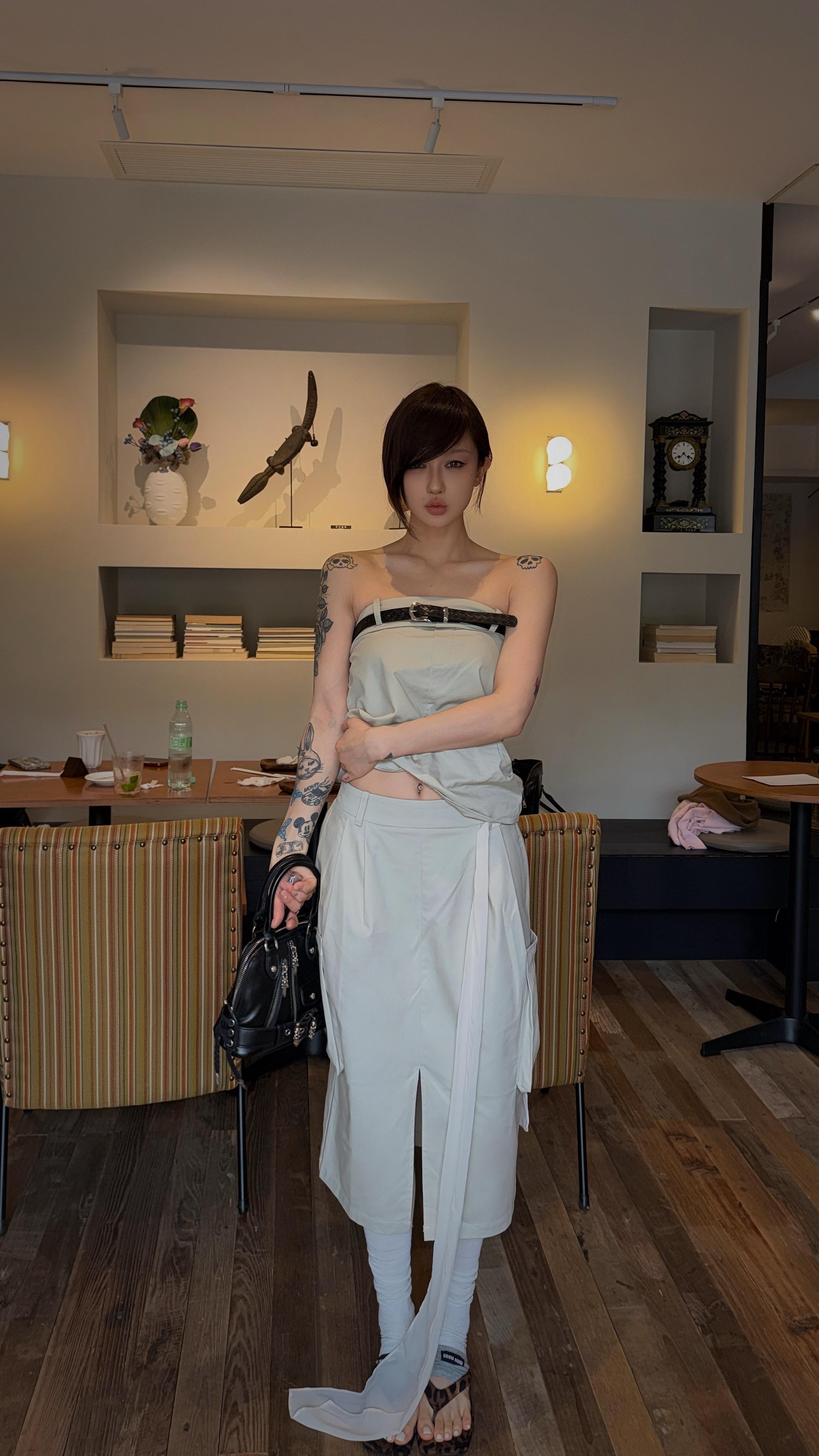 你跟我这个神经又漂亮的女人计较什么。