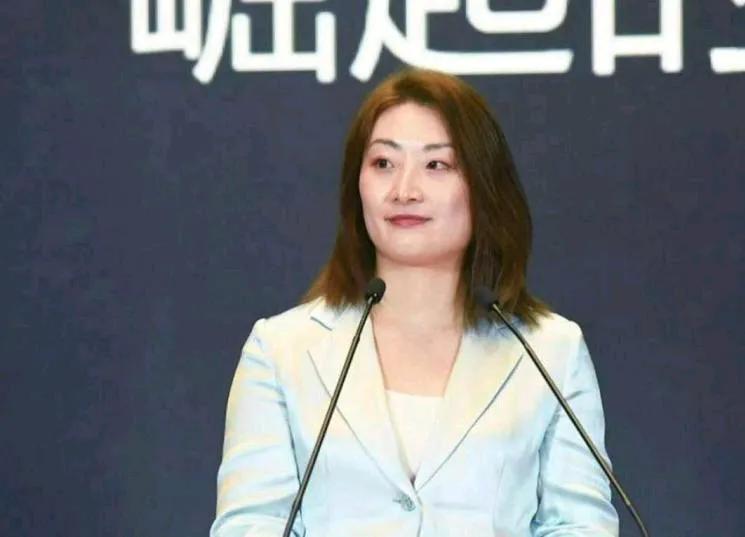 娃哈哈董事长宗馥莉因资产纠纷在香港被起诉，三名原告自称是她的同父异母弟妹。此前媒