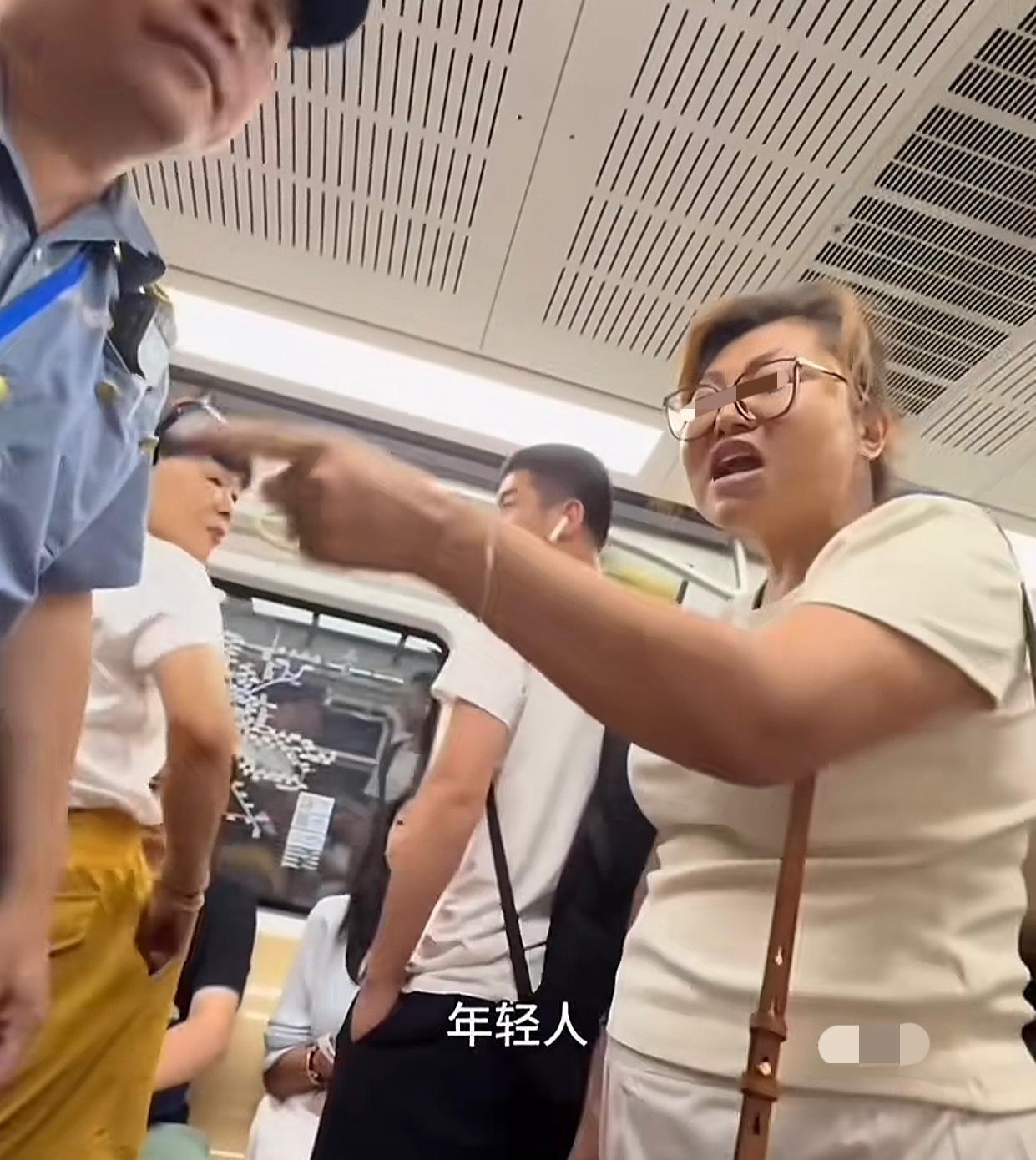 北京地铁“壮年仙妈”生气没人给她孩子让座，中英双语大声告诉孩子中国就这样，美国不
