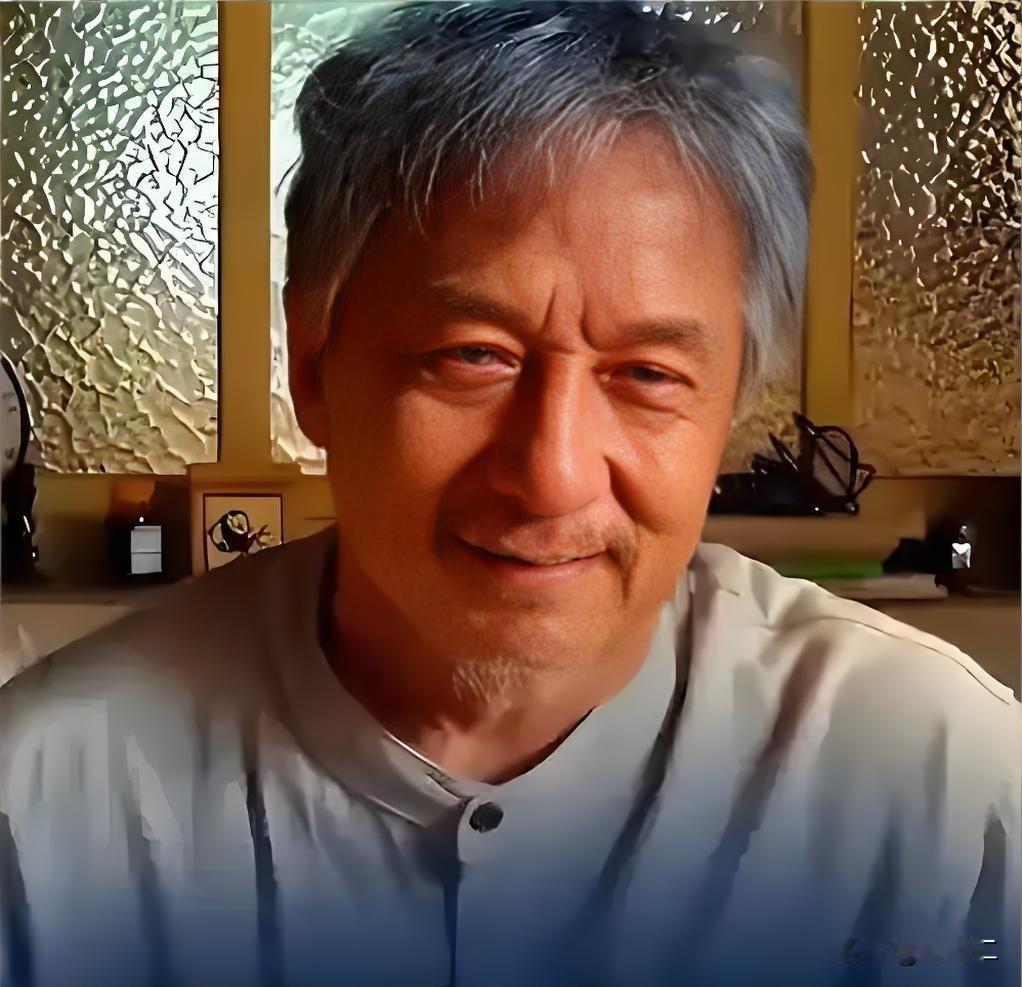 成龙专程赶赴现场，亲自送别四哥谢贤最后一程。早年间成龙尚且是奔波求生的武行，谢贤