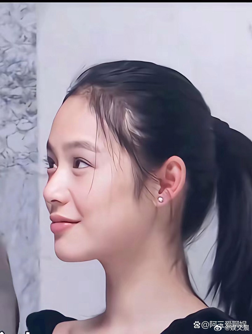 见过周韵的容貌才懂得，有一种美自带沉静力量，让人不知不觉为之沉沦。 ​​​