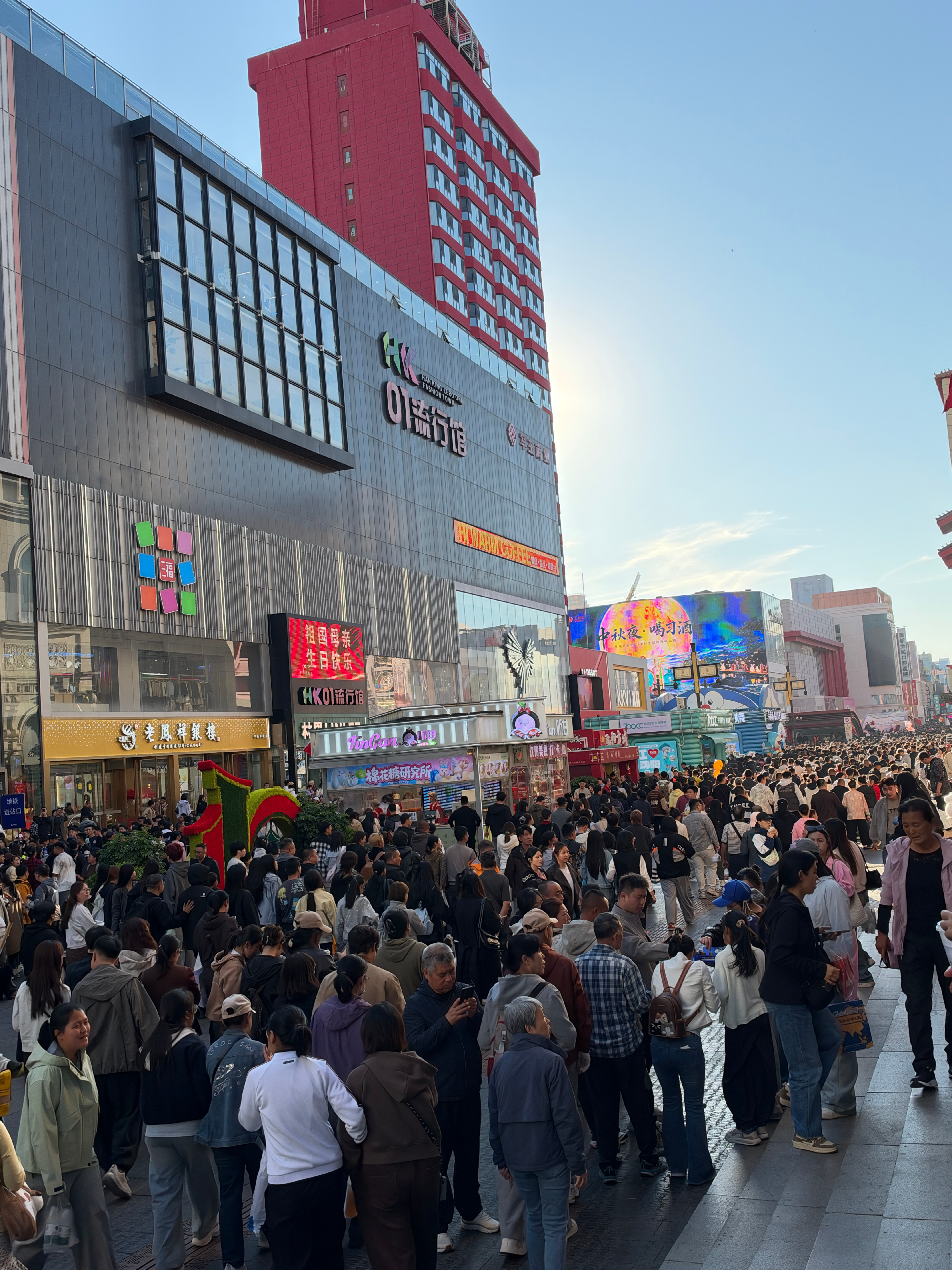 全世界都知道中国人放假了突然想起了朋友形容我的话：哪人多你去哪！今天是堵人的一天