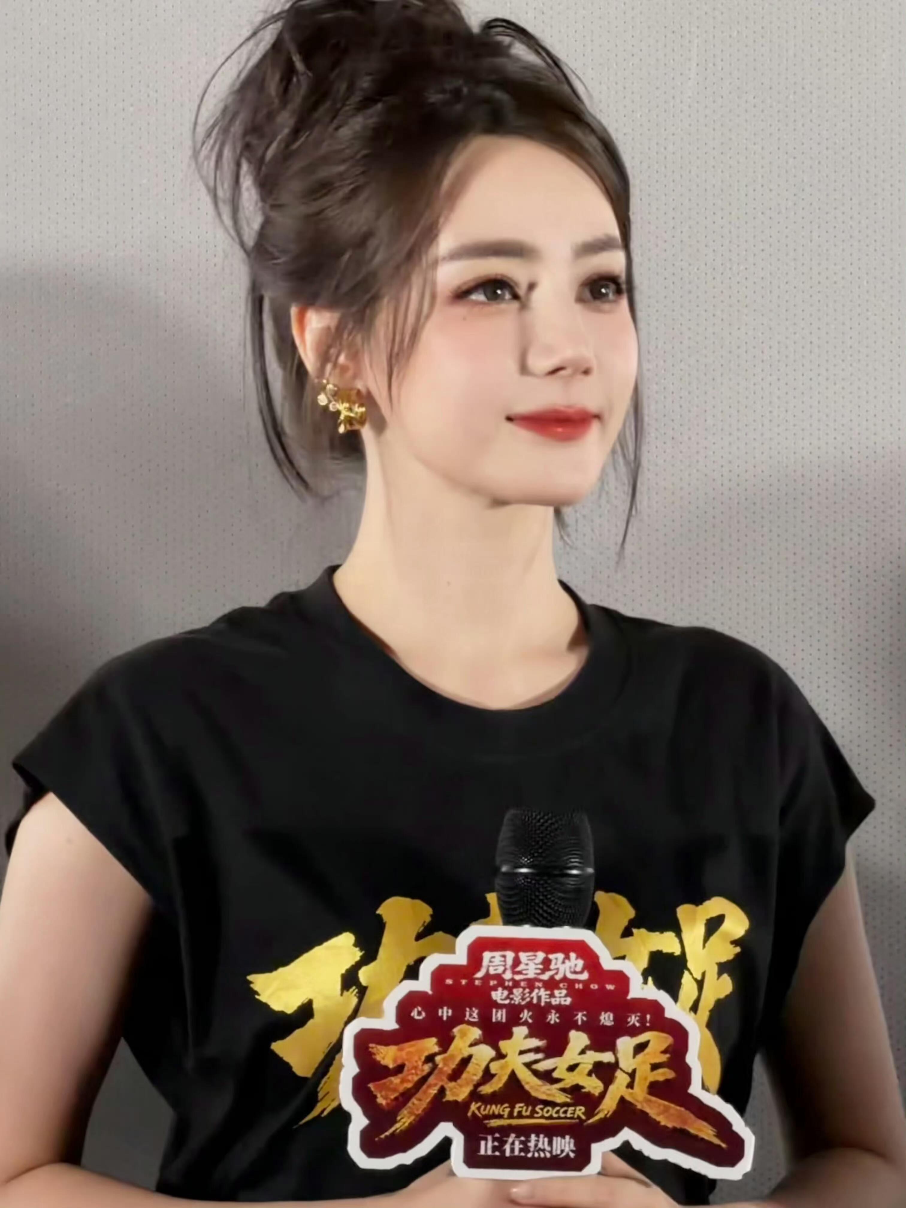 我的狗比我先认出张小斐热巴遛狗误入功夫女足剧组 狠狠羡慕这只修勾！主人带它海边散