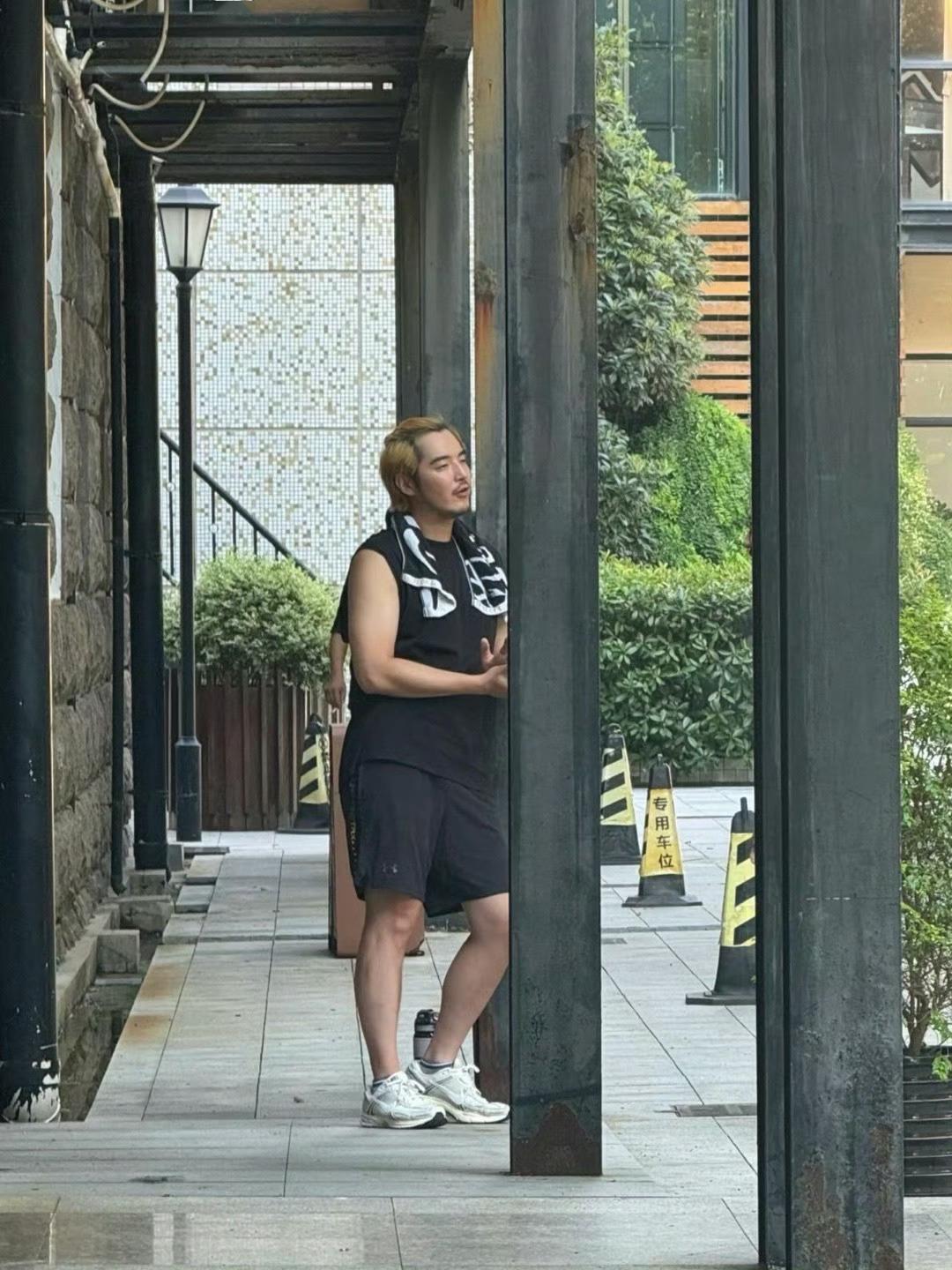 金世佳增肥了吗，感觉是衣服宽松造成的错觉吧，金世佳演技在线胖瘦都不影响实力[憧憬