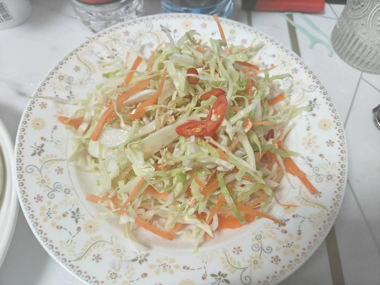 图片是我今天早上的早餐，用日料沙拉汁拌了一个甘蓝丝，把甘蓝切丝，越细越说明小脑萎