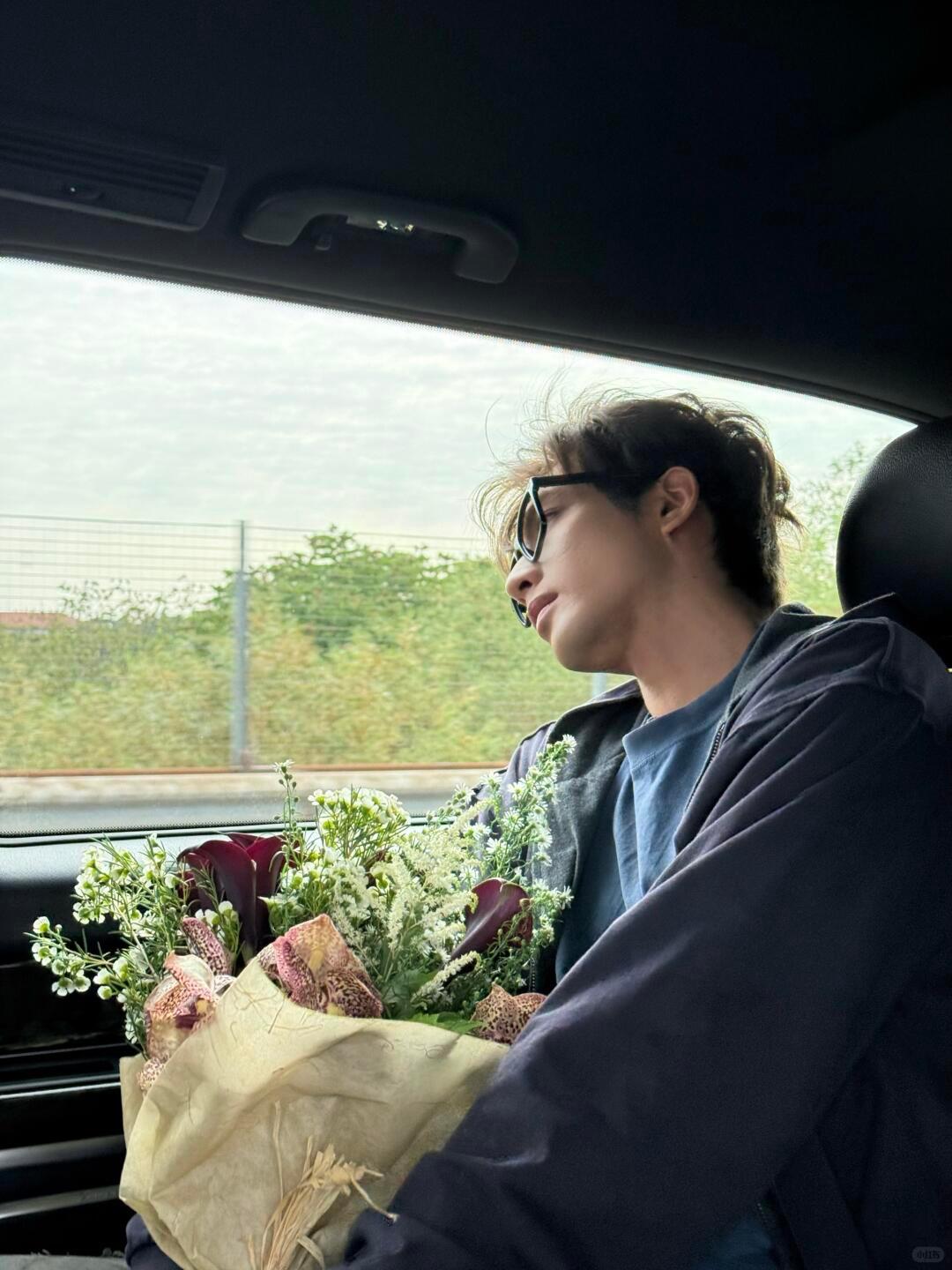 宋威龙[超话]宋威龙手拿玫瑰“是你吗，手执鲜花的一个？”[送花花]宋威龙工作室放