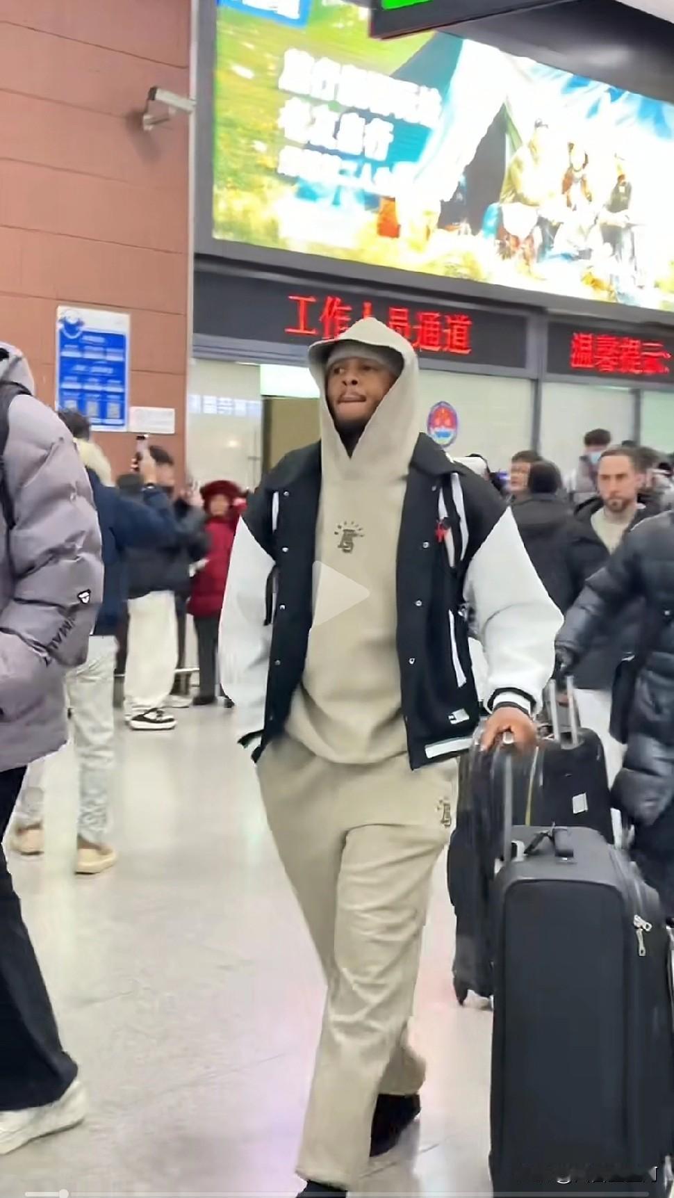 辽宁队外援亨特迈着趾高气昂的步伐，跟随辽宁队去山西太原旅游一圈回到沈阳。
亨特人