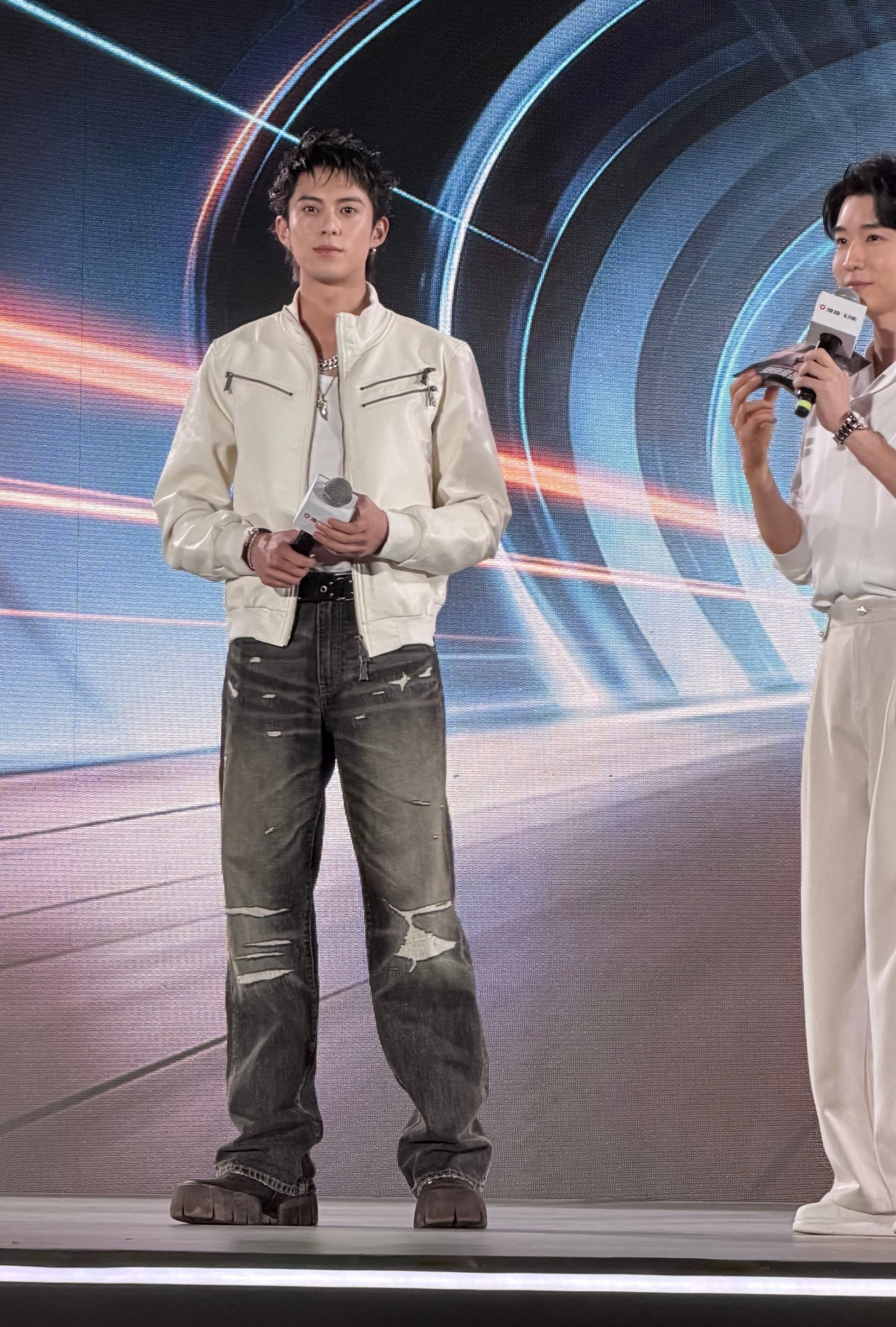 王鹤棣影视飓风雅迪 现场的氛围只能用“赢麻了”来形容。王鹤棣亲自抽粉丝上台合影，