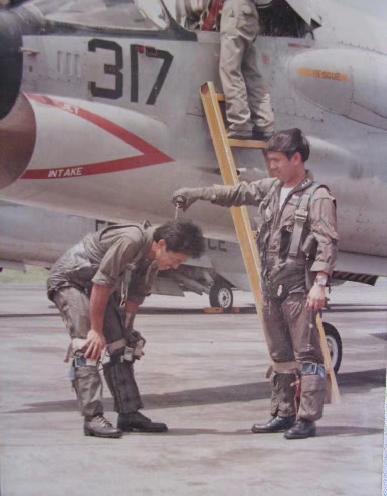 一名菲律宾飞行员单飞F-8战斗机后正在接受泼水礼，相较于其他国家拿桶泼，这个叫浇