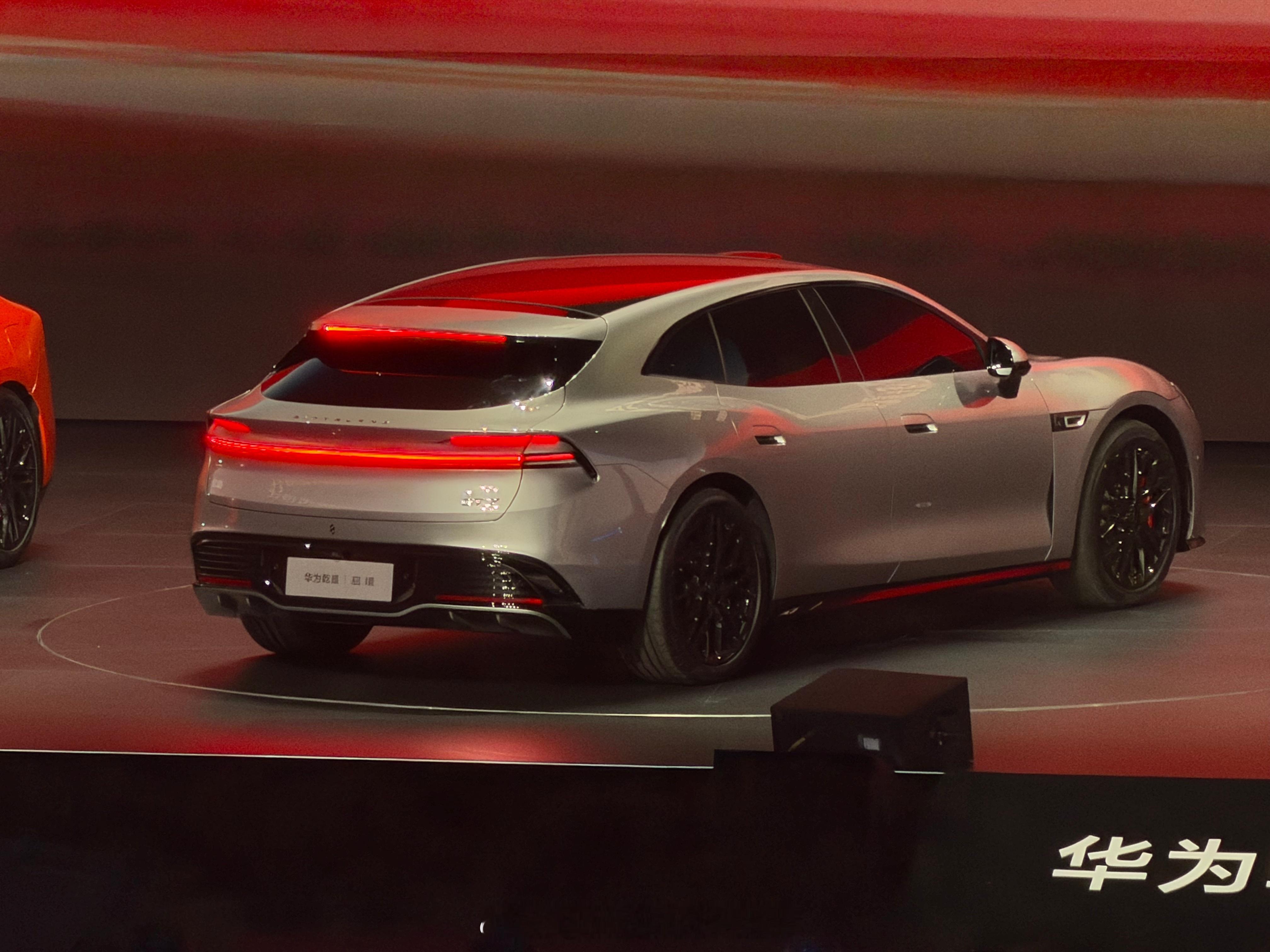 启境汽车品牌发布会暨GT7首秀 GT7的这个车尾真好看！上方是漫反射的灯光，有点