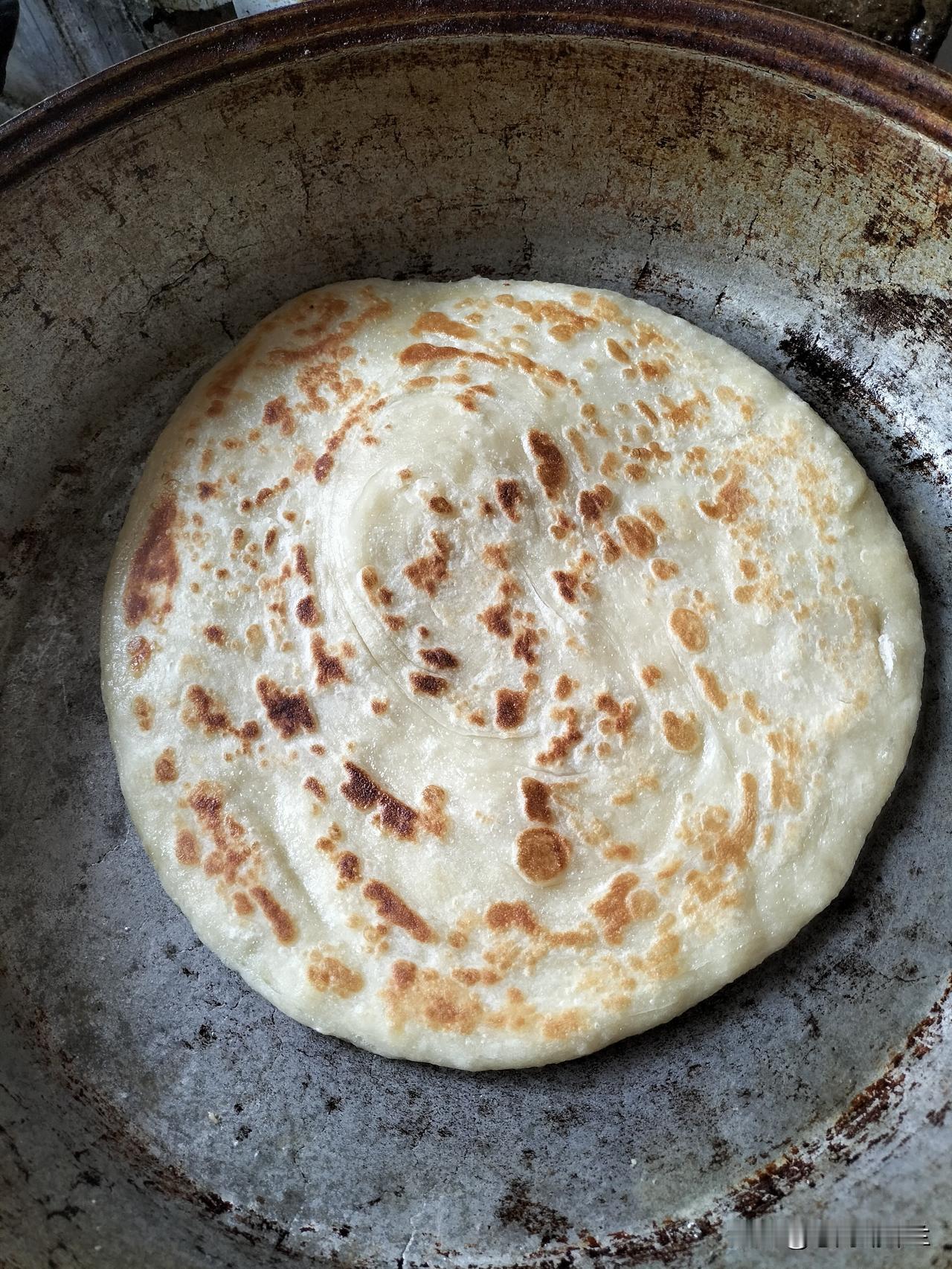 今天中午吃烙大饼，我做了两个菜，豆角炖土豆，小葱拌豆腐。

今天上午问老妈想吃什
