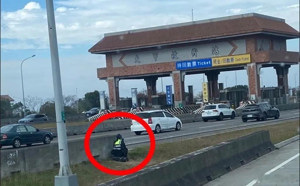 台湾省的女交警火了！       它来自台湾国道公路警察局第七公路警察大队，蹲在