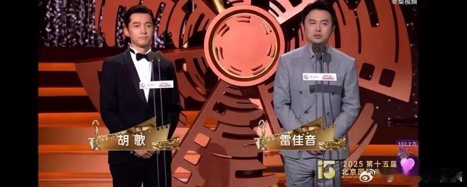 胡歌雷佳音头围对比雷佳音胡歌头围对比雷佳音胡歌头围对比，哈哈哈啊哈好直观，[抓狂
