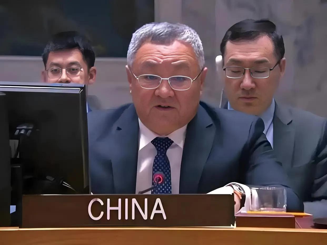 3月12日，美国纽约联合国总部，美国常驻联合国代表迈克.沃尔兹，利用美国是联合国