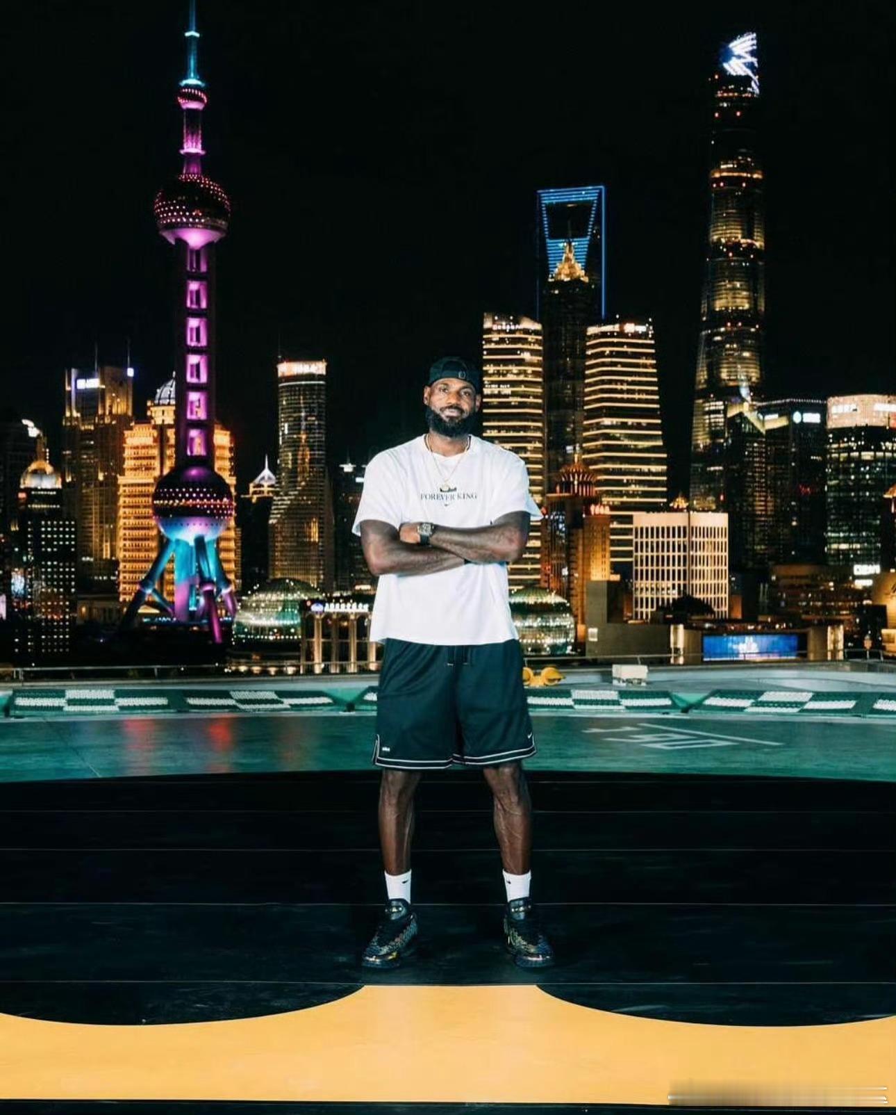老詹来了上海！詹姆斯打卡东方明珠 ​​​