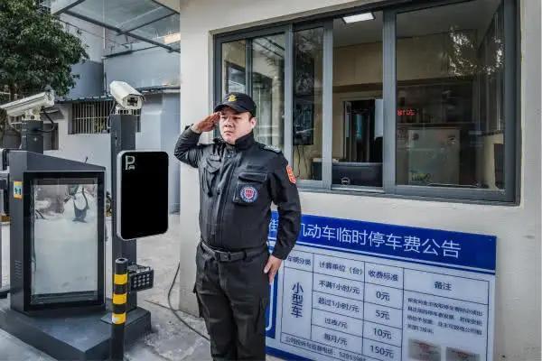 在这个快节奏的时代，或许我们都习惯了繁忙与喧嚣，忽略了那些默默守护我们的平凡英雄