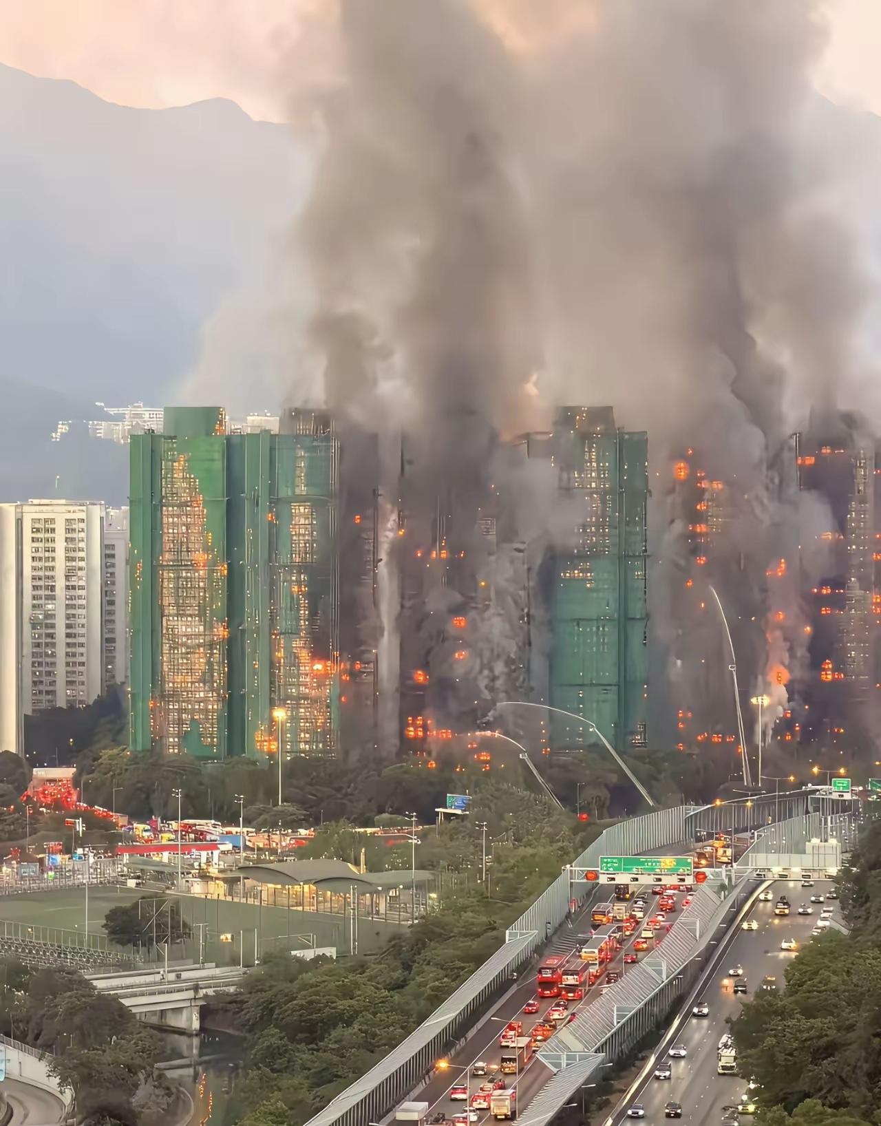 昨夜的大火，把一座城市的心都烧痛了。画面触目惊心，更难以想象，火光之中有人正经历