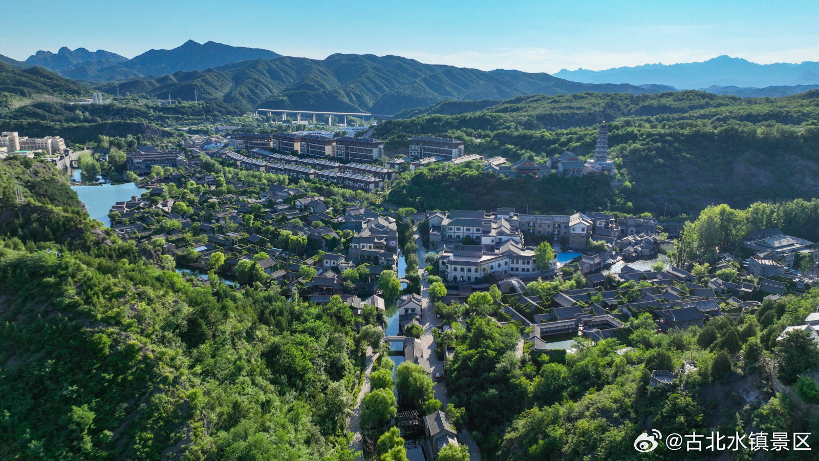 站在高处俯瞰整个水镇，你会发现更广阔的世界。早安，宝子们~#司马台长城# #古北