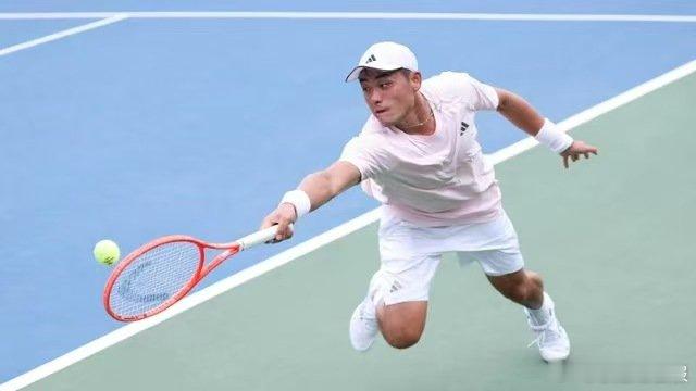 2026 美网🎾吴易昺在男单次轮状态出色，以7：5、6：3、6：1击败达克沃斯