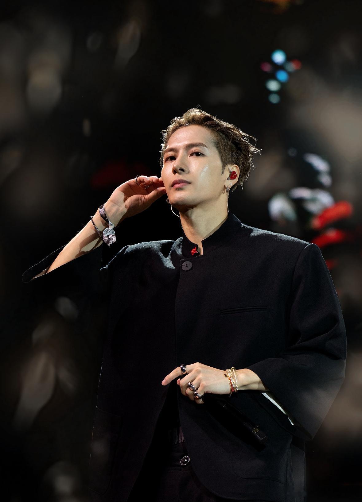 可爱到想 all in 同款！拿着名创小发卡比划的样子，认真又呆萌～ 